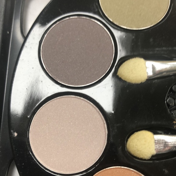 Neutral Eye Shadow Palette In CD Case With Mirror NWT - Picture 8 of 12